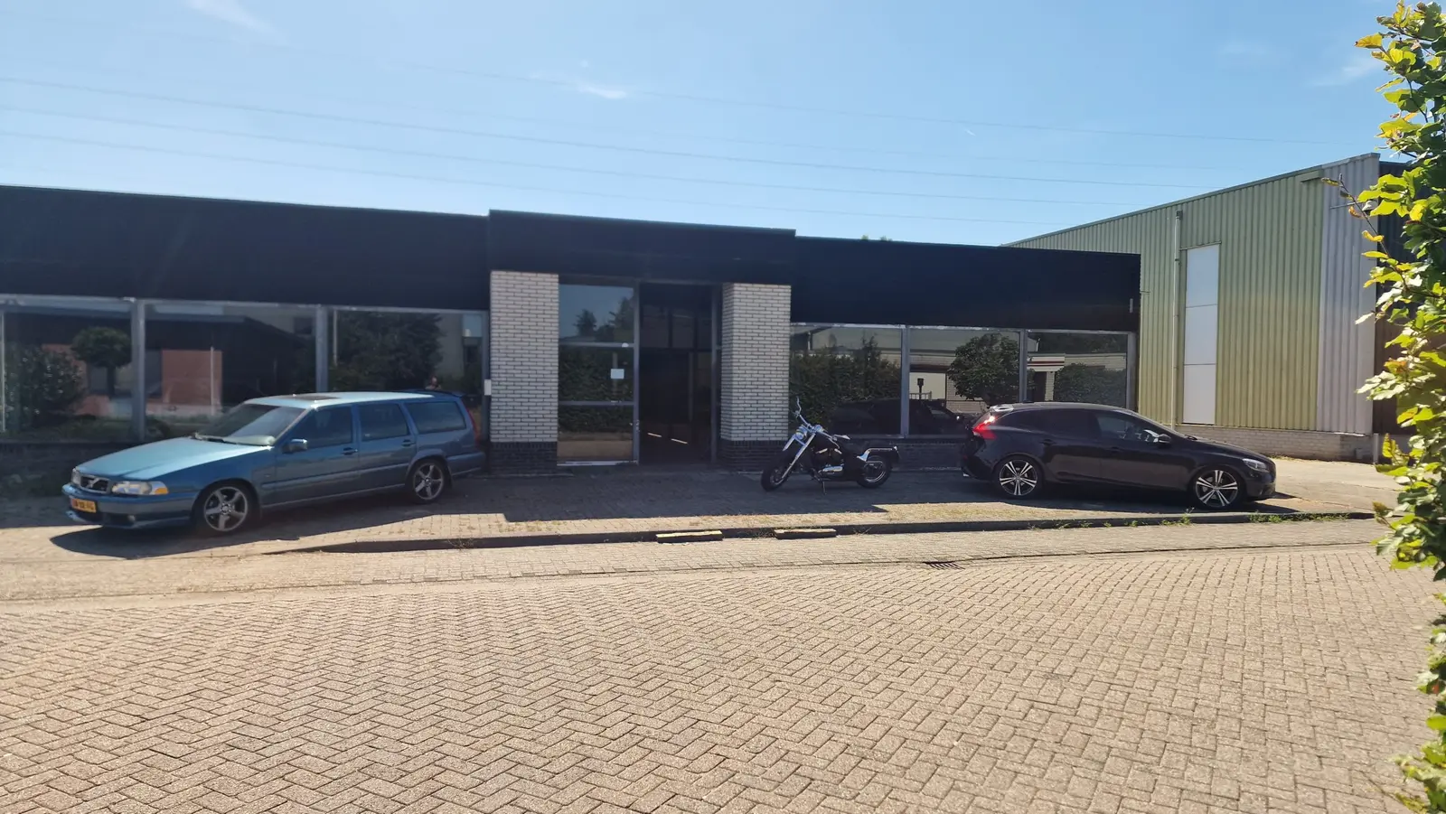 De loods van HEISINGEN aan de Hesselinks Es in Borculo, gezien vanaf de straat